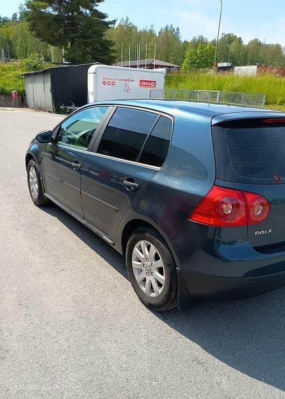 Grå Begagnad 2004 VW Golf IV Trendline Halvkombi | 26 000 kr (Bra pris) - Bild 1/4