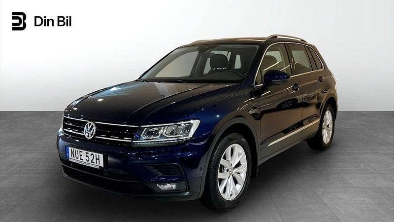Mörkblå Begagnad 2020 VW Tiguan Comfortline SUV | 259 900 kr (Superpris) - Bild 1/4