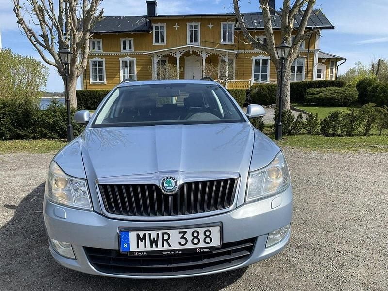 Blå Begagnad 2011 Skoda Octavia Elegance Kombi | 45 000 kr (Superpris) - Bild 1/4