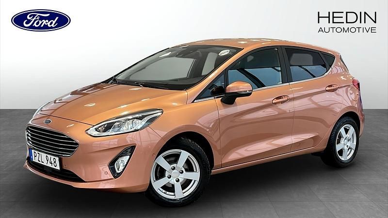 Orange Begagnad 2018 Ford Fiesta Titanium Halvkombi | 134 900 kr (Marknadspris) - Bild 1/4