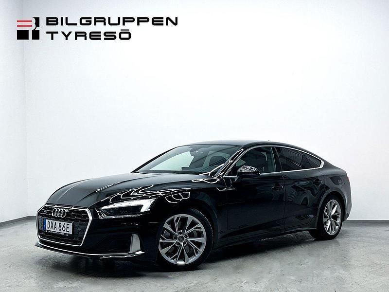 Svart Begagnad 2020 Audi A5 Sportback Comfort Halvkombi | 309 900 kr (Marknadspris) - Bild 1/4