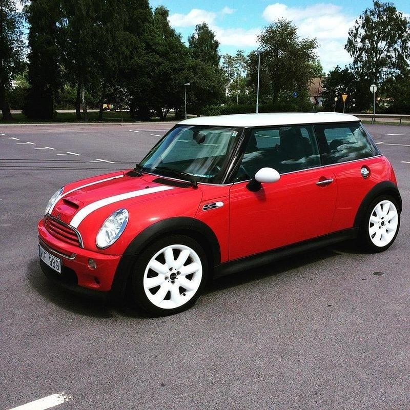 Röd Begagnad 2005 Mini Cooper S Halvkombi | 50 000 kr (Marknadspris) - Bild 1/4