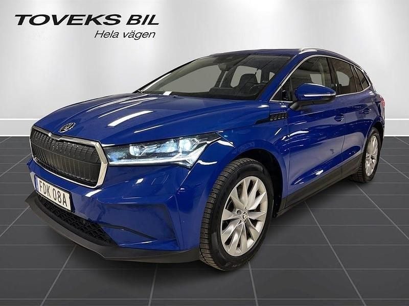 Blå Begagnad 2023 Skoda Enyaq iV SUV | 269 900 kr (Superpris) - Bild 1/4