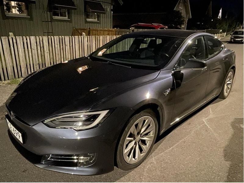 Grå Begagnad 2019 Tesla Model S Standard Range Sedan | 359 000 kr (Marknadspris) - Bild 1/4