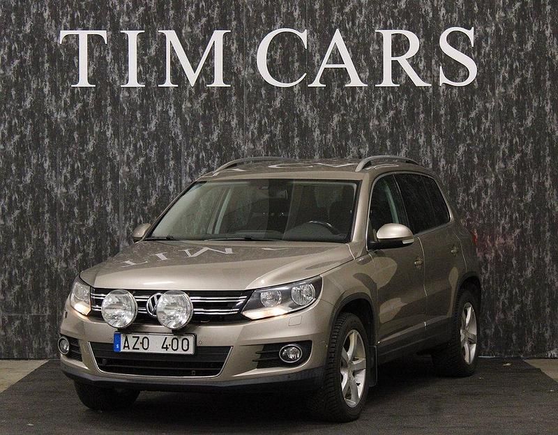 Ljusbrun Begagnad 2013 VW Tiguan Sport SUV | 104 999 kr (Marknadspris) - Bild 1/4