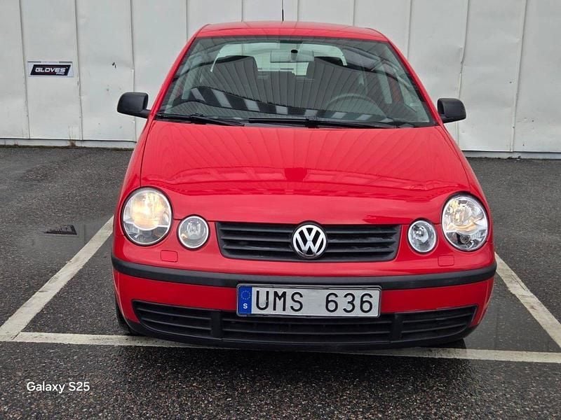 Röd Begagnad 2004 VW Polo Basis Halvkombi | 25 000 kr (Marknadspris) - Bild 1/4