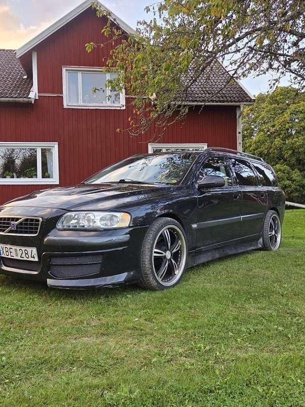 Svart Begagnad 2001 Volvo V70 Kombi | 28 000 kr (Marknadspris) - Bild 1/4