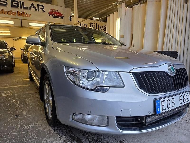 Begagnad Skoda Superb Elegance 140 HK (102 kW) 2012 Silver Kombi