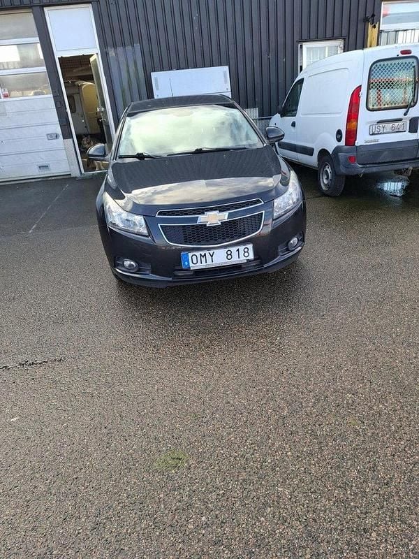 Svart Begagnad 2012 Chevrolet Cruze Halvkombi | 32 500 kr (Marknadspris) - Bild 1/4