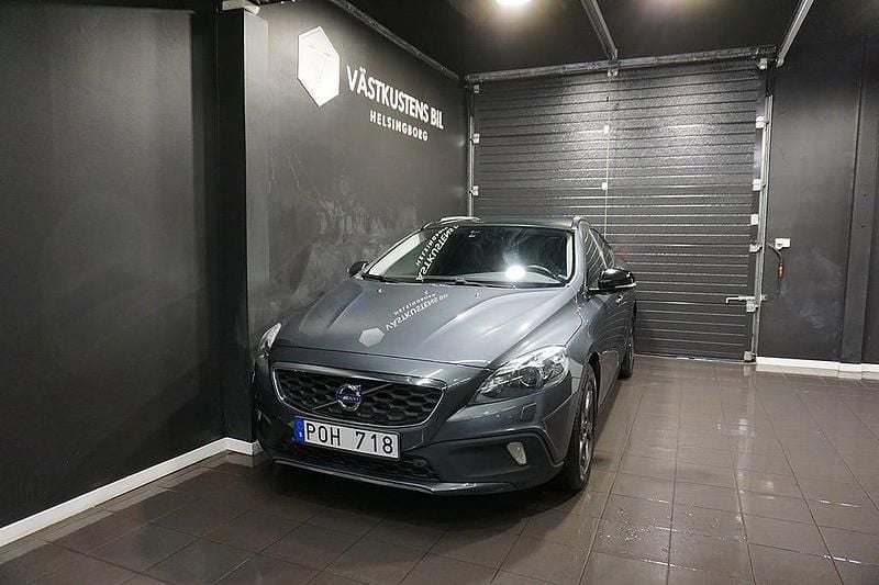Grå Begagnad 2013 Volvo V40 Momentum Halvkombi | 174 900 kr (Marknadspris) - Bild 1/4