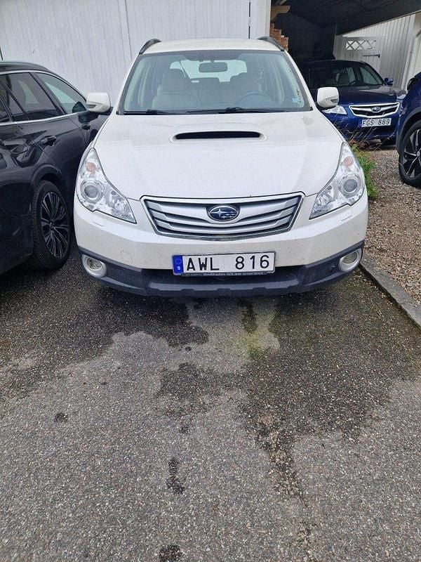 Vit Begagnad 2010 Subaru Outback SUV | 35 000 kr (Superpris) - Bild 1/3