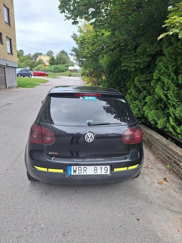Svart Begagnad 2005 VW Golf IV Comfortline Halvkombi | 19 000 kr (Marknadspris) - Bild 1/4