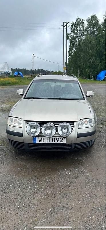 Gul Begagnad 2005 VW Passat Kombi | 5 000 kr (Superpris) - Bild 1/4