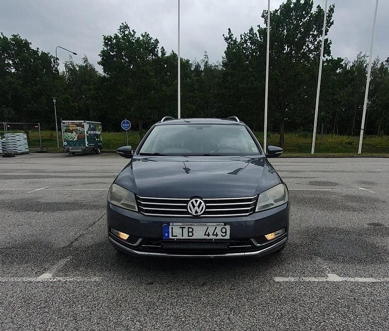 Grå Begagnad 2012 VW Passat Kombi | 45 000 kr (Superpris) - Bild 1/4