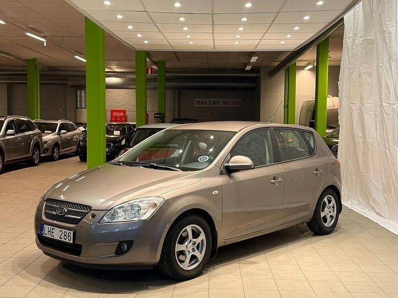 Grå Begagnad 2008 Kia Ceed Halvkombi | 34 900 kr (Bra pris) - Bild 1/4