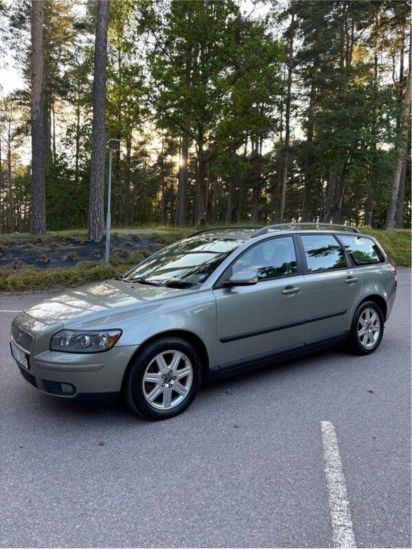 Grön Begagnad 2006 Volvo V50 Kinetic Kombi | 19 000 kr (Superpris) - Bild 1/4