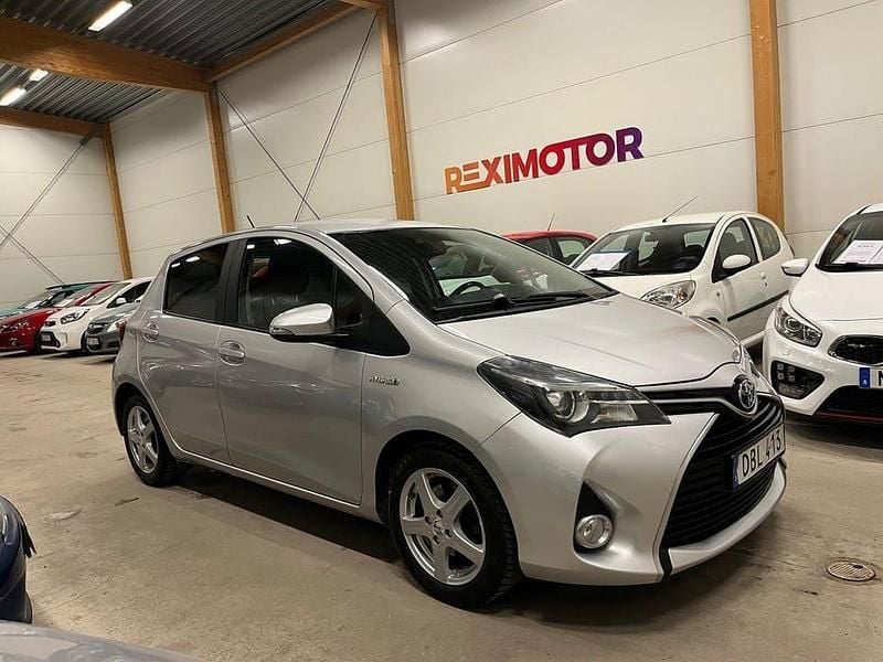 Begagnad Toyota Yaris Hybrid Active 101 HK (74 kW) 2015 Silver Halvkombi