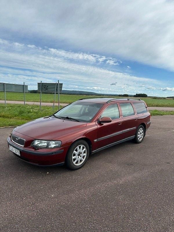 Röd Begagnad 2002 Volvo V70 Kombi | 20 000 kr (Marknadspris) - Bild 1/4
