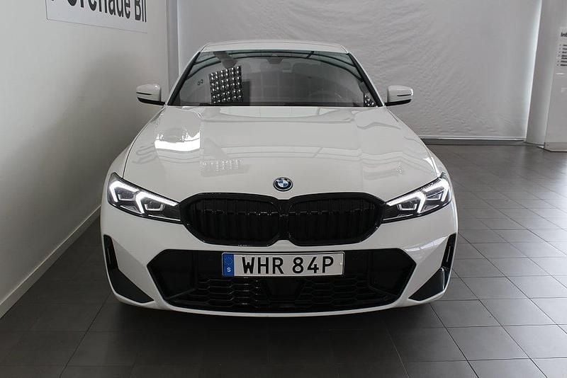 Begagnad BMW 330e M Sport 184 HK (135 kW) 2023 Vit Sedan