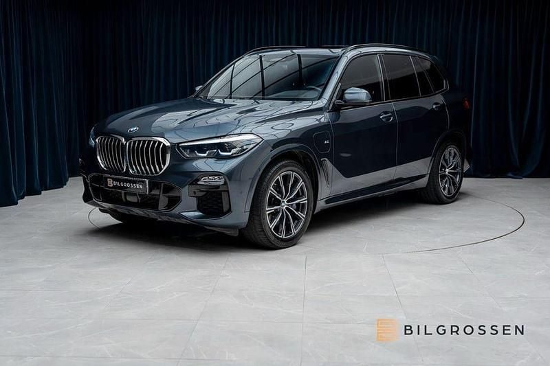 Grå Begagnad 2021 BMW X5 M Sport SUV | 559 900 kr - Bild 1/4