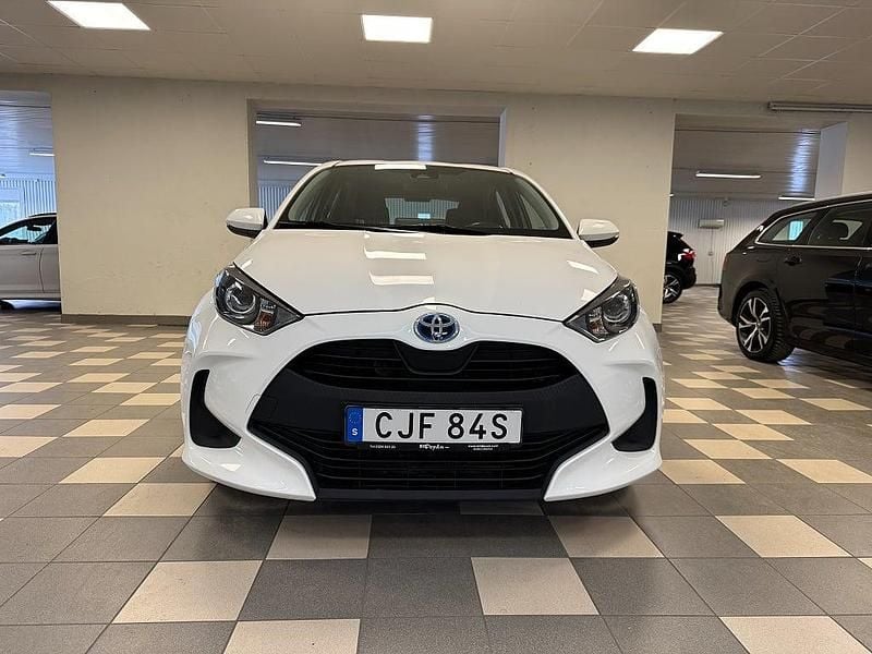 Begagnad Toyota Yaris Hybrid Active 116 HK (85 kW) 2021 Vit Halvkombi