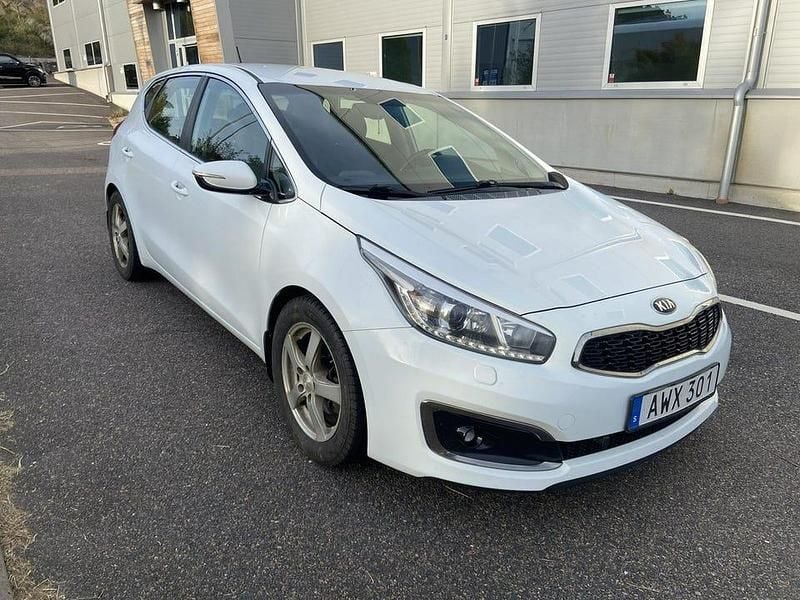 Vit Begagnad 2016 Kia Ceed Halvkombi | 65 000 kr (Superpris) - Bild 1/4