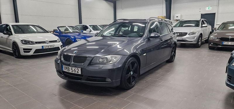 Grå Begagnad 2006 BMW 325 Advantage Kombi | 59 900 kr (Marknadspris) - Bild 1/4