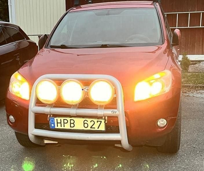 Röd Begagnad 2008 Toyota RAV4 SUV | 55 000 kr (Marknadspris) - Bild 1/4