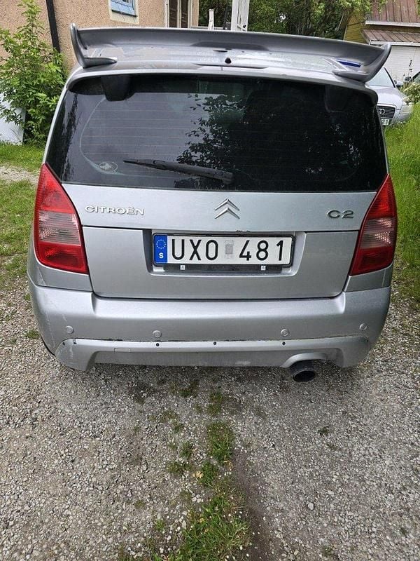 Silver Begagnad 2004 Citroën C2 VTR Sport Halvkombi | 20 000 kr (Bra pris) - Bild 1/4
