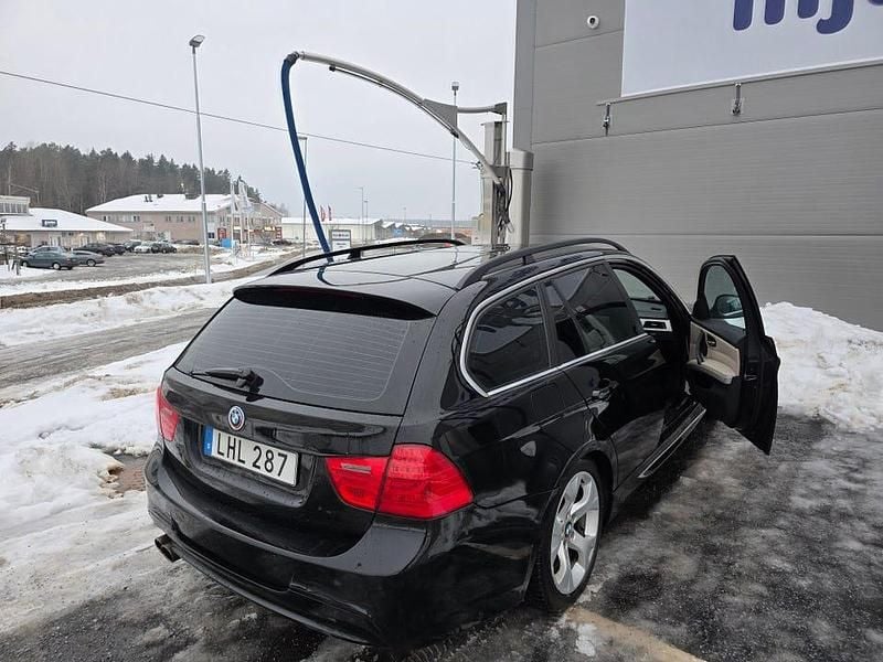 Begagnad 2009 BMW 325 Kombi | 81 000 kr (Marknadspris) - Bild 1/4