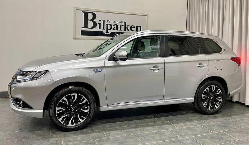Begagnad Mitsubishi Outlander Comfort Edition 203 HK (149 kW) 2018 Silver SUV