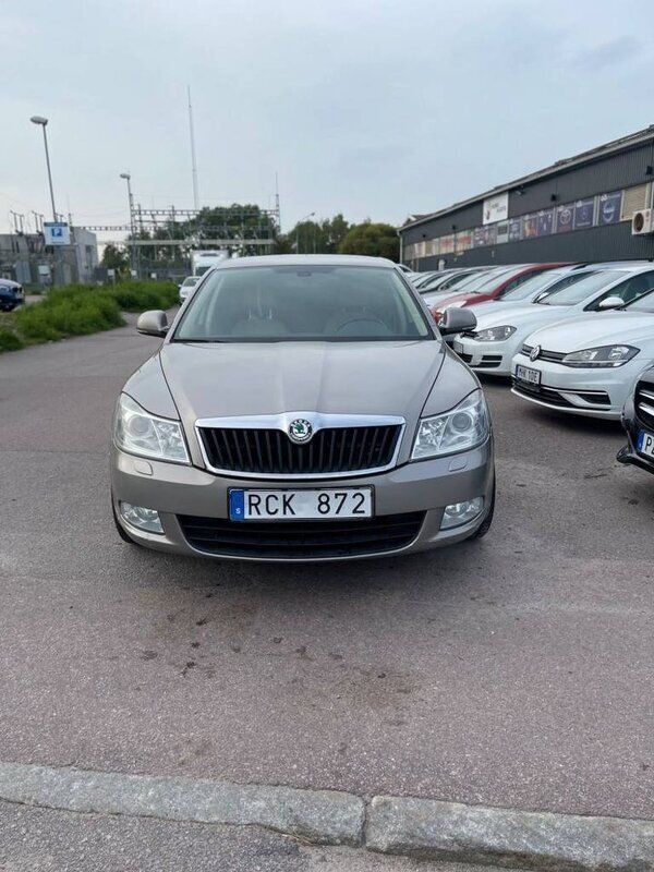 Ljusbrun Begagnad 2010 Skoda Octavia Halvkombi | 79 900 kr (Lite dyr) - Bild 1/4