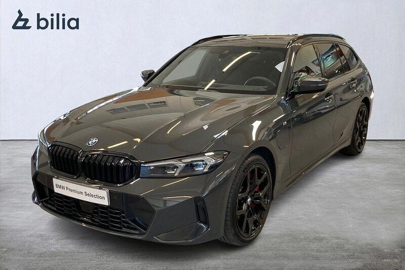 Grå Begagnad 2024 BMW 330e M Sport Kombi | 599 000 kr (Superpris) - Bild 1/4