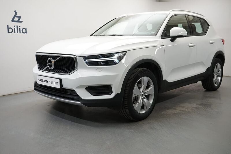 Vit Begagnad 2022 Volvo XC40 Momentum SUV | 319 900 kr (Marknadspris) - Bild 1/3