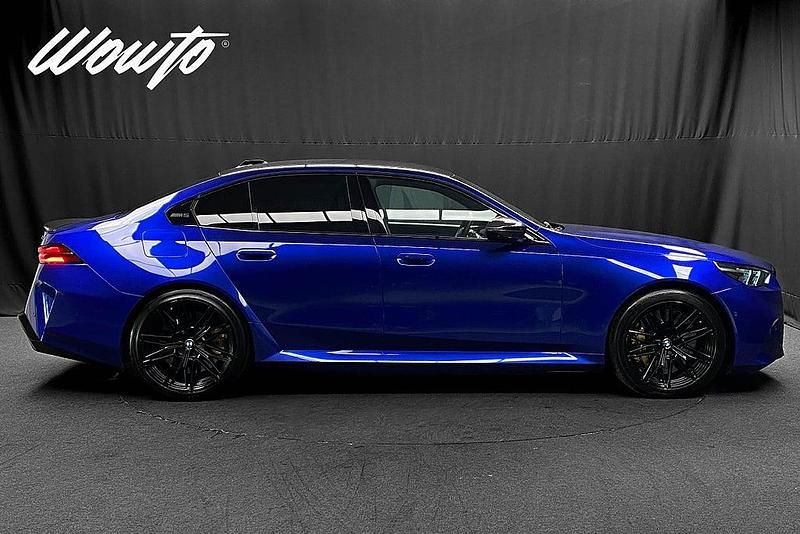 Begagnad BMW M5 Comfort Edition 727 HK (534 kW) 2024 Blå (marina bay blå metallic) Sedan