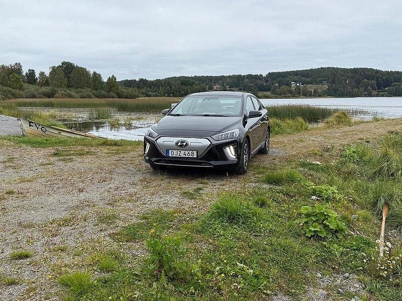 Svart Begagnad 2019 Hyundai Ioniq Premium Sedan | 289 500 kr - Bild 1/4