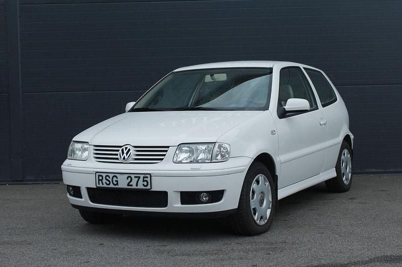 Vit Begagnad 2000 VW Polo Halvkombi | 35 004 kr (Marknadspris) - Bild 1/4