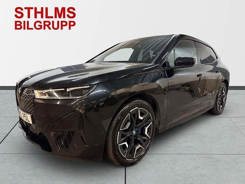Svart (svart metallic) Begagnad 2022 BMW iX Comfort Edition SUV | 545 000 kr (Dyr) - Bild 1/4