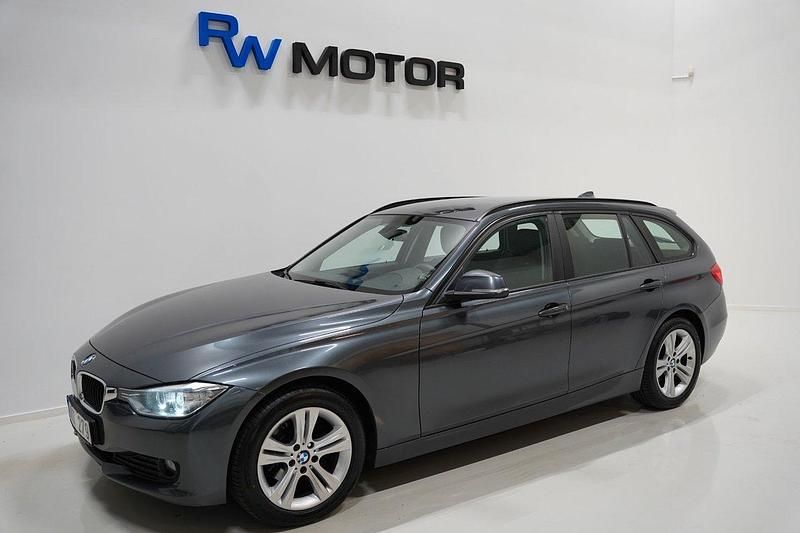 Grå Begagnad 2012 BMW 318 Advantage Kombi | 109 800 kr (Marknadspris) - Bild 1/4