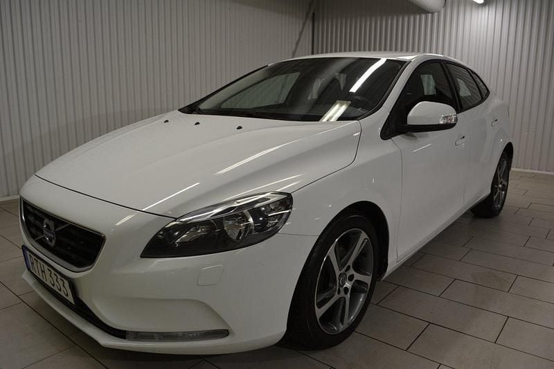 Vit Begagnad 2015 Volvo V40 Kinetic Halvkombi | 114 000 kr (Marknadspris) - Bild 1/3