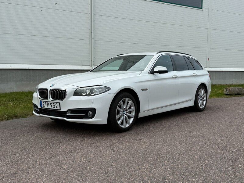 Vit (alpin vit) Begagnad 2014 BMW 530 Comfort Edition Kombi | 169 900 kr (Marknadspris) - Bild 1/4