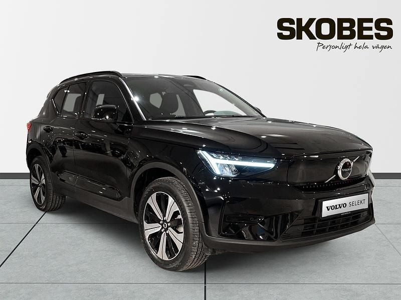 Svart Begagnad 2023 Volvo XC40 Single Motor SUV | 339 600 kr (Marknadspris) - Bild 1/3