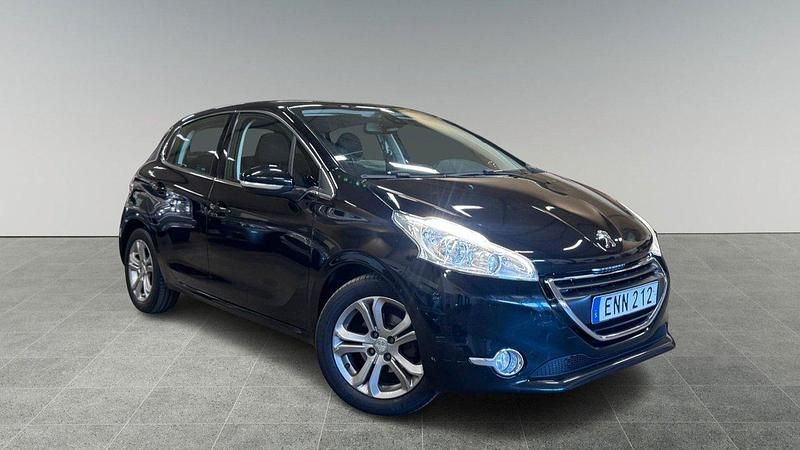Svart Begagnad 2014 Peugeot 208 Halvkombi | 99 900 kr (Lite dyr) - Bild 1/4