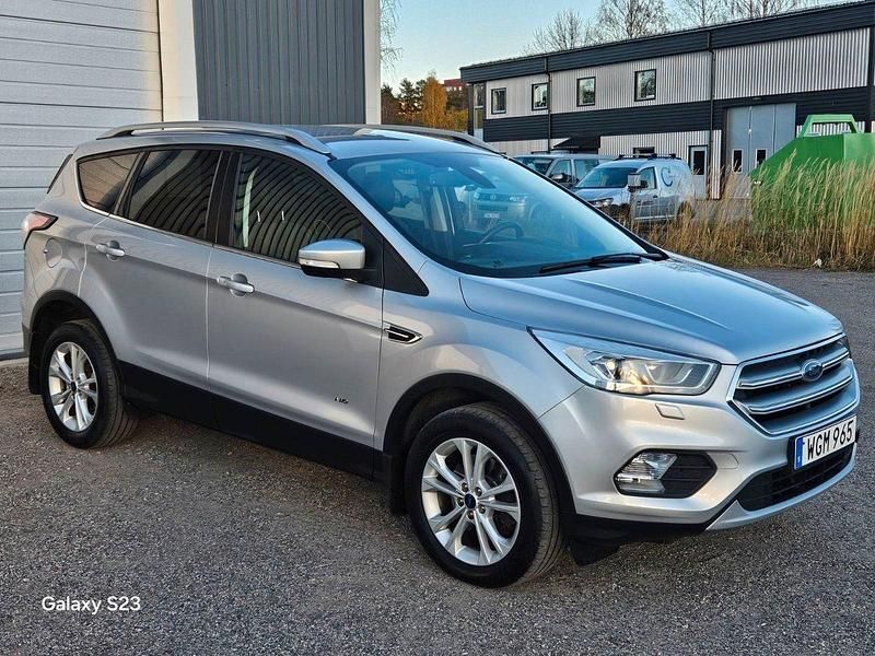 Grå Begagnad 2017 Ford Kuga Titanium SUV | 179 000 kr (Dyr) - Bild 1/4