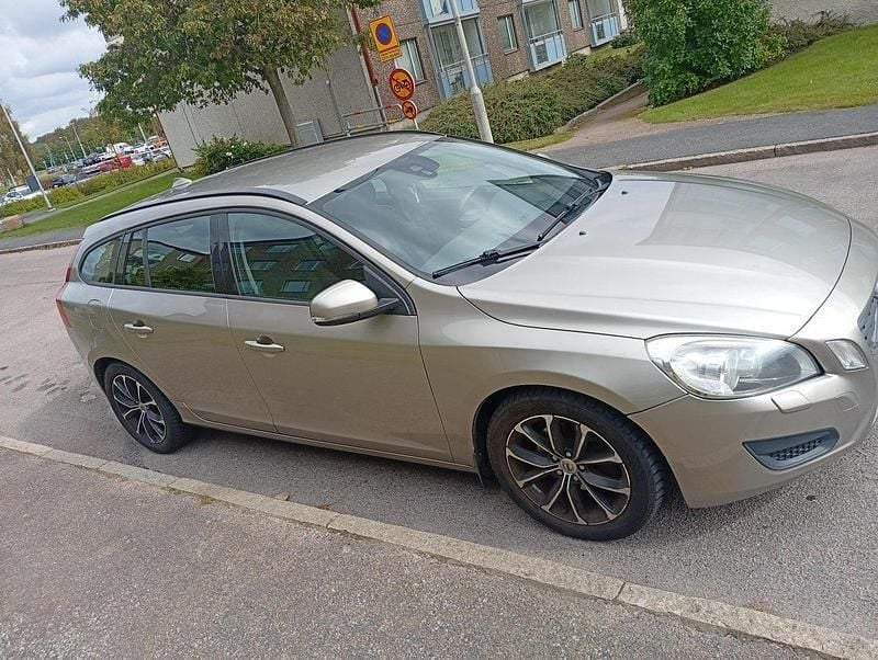 Brun Begagnad 2011 Volvo V60 Kinetic Kombi | 68 000 kr (Bra pris) - Bild 1/4