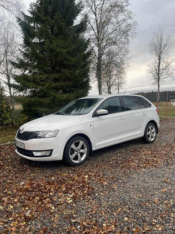 Vit Begagnad 2014 Skoda Rapid Halvkombi | 89 000 kr (Marknadspris) - Bild 1/4