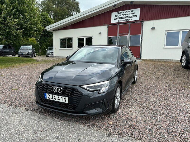 Grå Begagnad 2021 Audi A3 Sportback e-tron Comfort Sedan | 299 000 kr (Marknadspris) - Bild 1/4