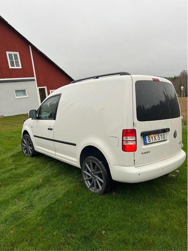Vit Begagnad 2013 VW Caddy Minibuss | 62 000 kr (Marknadspris) - Bild 1/4