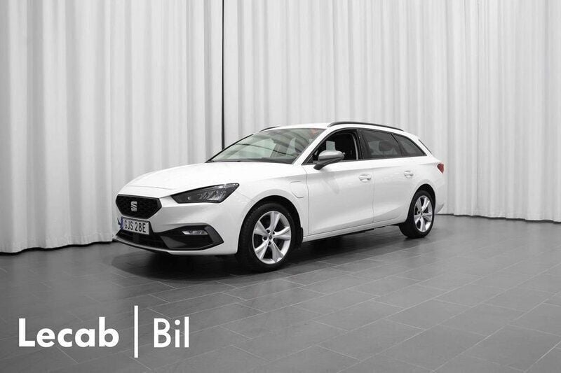 Vit Begagnad 2021 Seat Leon FR Kombi | 239 500 kr (Marknadspris) - Bild 1/4