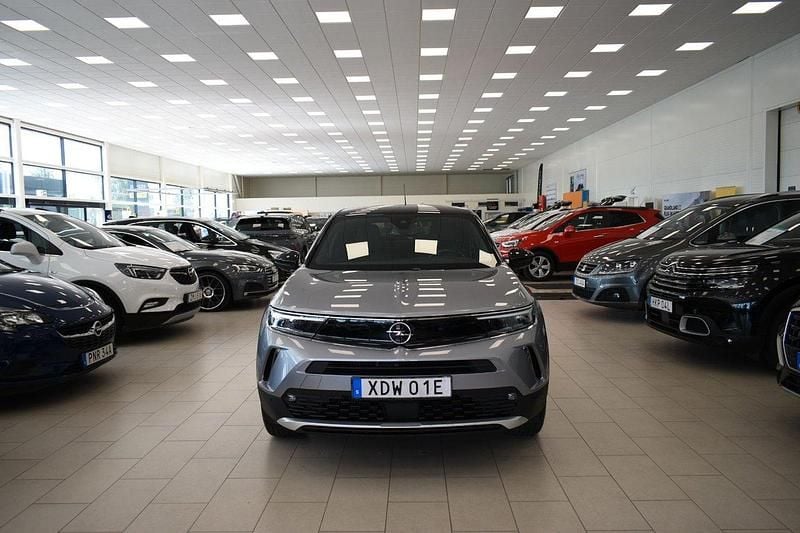 Grå (gråmetallic) Begagnad 2023 Opel Mokka Ultimate SUV | 269 900 kr (Dyr) - Bild 1/4